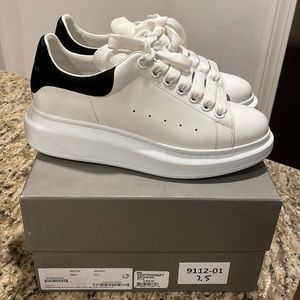 Alexander McQueen oversized sneaker - size 7.5